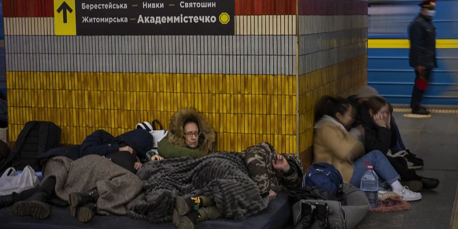 dpatopbilder - Menschen schlafen in einer U-Bahn-Station in Kiew, die als Luftschutzbunker genutzt wird. Foto: Emilio Morenatti/AP/dpa