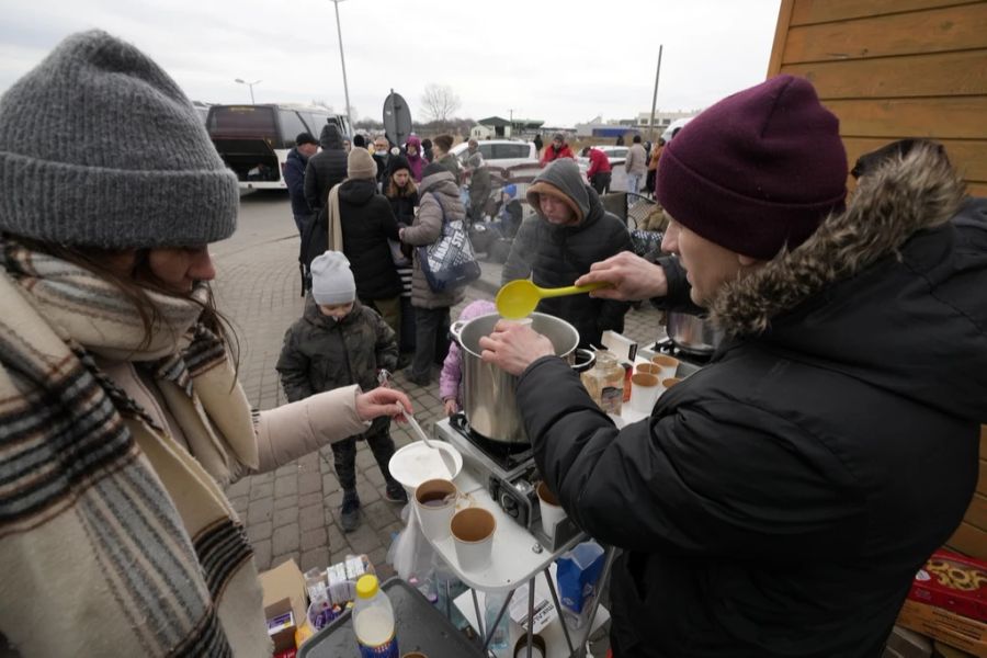 Weil sich vielerorts lange Schlangen bei den Grenzen bilden, werden die Flüchtlinge mit Nahrung versorgt.