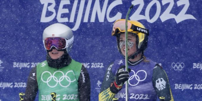 Fanny Smith (l.) und Daniela Meier (r.) nach dem Olympia-Final im Skicross. Fanny Smith
