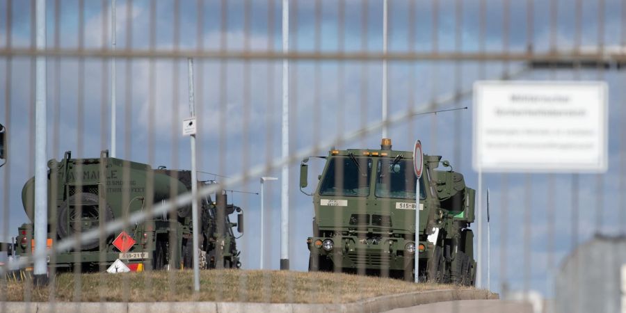 Militärfahrzeuge auf einem Bundeswehr-Gelände in Sachsen, wo bislang eine Nato-Eingreiftruppe stationiert ist.