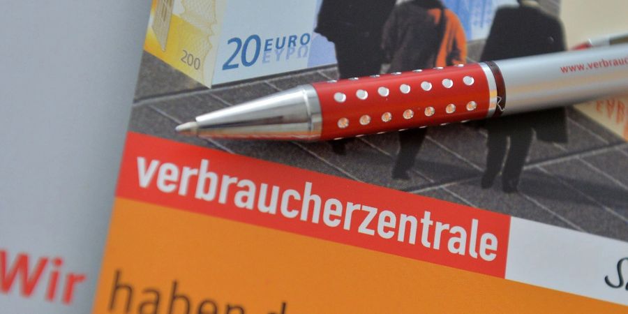 Eine Mappe der Verbraucherzentrale liegt auf einem Tisch. Die Verbraucherberatung für Geflüchtete soll jetzt dauerhaft angeboten werden.
