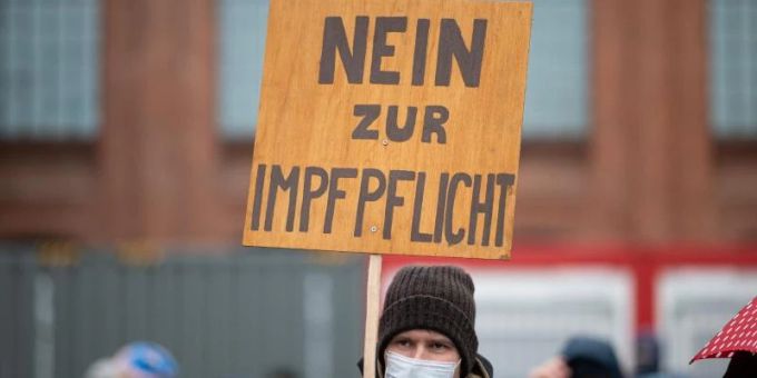 Beim Thema Impfpflicht gehen die Meinungen innerhalb der Bevölkerung auseinander. Foto: Daniel Reinhardt/dpa Beim Thema Impfpflicht gehen die Meinungen innerhalb der Bevölkerung auseinander. Foto: Daniel Reinhardt/dpa