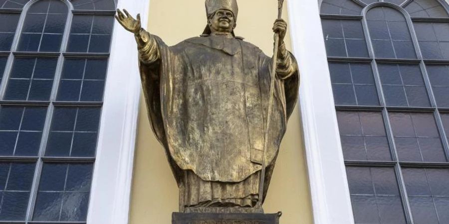 Eine Figur des emeritierten Papstes Benedikt XVI. an einer Fassade in Altötting. Foto: Peter Kneffel/dpa