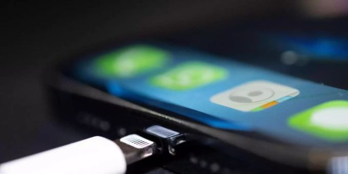 Das Smartphone ist kaputt? Einfach weg damit? Nein, meistens lässt es sich reparieren. Foto: Mohssen Assanimoghaddam/dpa Das Smartphone ist kaputt? Einfach weg damit? Nein, meistens lässt es sich reparieren. Foto: Mohssen Assanimoghaddam/dpa