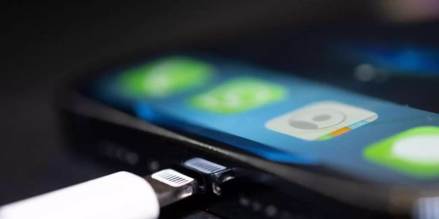 Das Smartphone ist kaputt? Einfach weg damit? Nein, meistens lässt es sich reparieren. Foto: Mohssen Assanimoghaddam/dpa