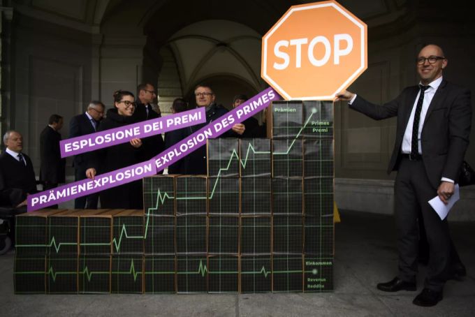 Die Einreichung der Kostenbremse-Initiative der damaligen CVP im März 2020. Kostenbremse-Initiative Mitte