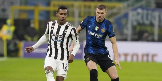 Edin Dzeko (r) von Inter Mailand im Zweikampf mit Juve-Profi Alex Sandro. Foto: Luca Bruno/AP/dpa Edin Dzeko (r) von Inter Mailand im Zweikampf mit Juve-Profi Alex Sandro. Foto: Luca Bruno/AP/dpa