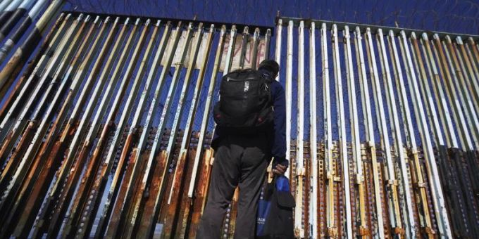 Ein Mann steht an der US-mexikanischen Grenze in Tijuana. Foto: Marco Ugarte/AP/dpa Ein Mann steht an der US-mexikanischen Grenze in Tijuana. Foto: Marco Ugarte/AP/dpa