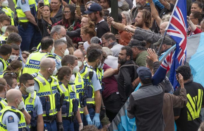 Neuseeländische Polizisten verhaften Protestierende vor dem Parlamentsgebäude. neuseeland