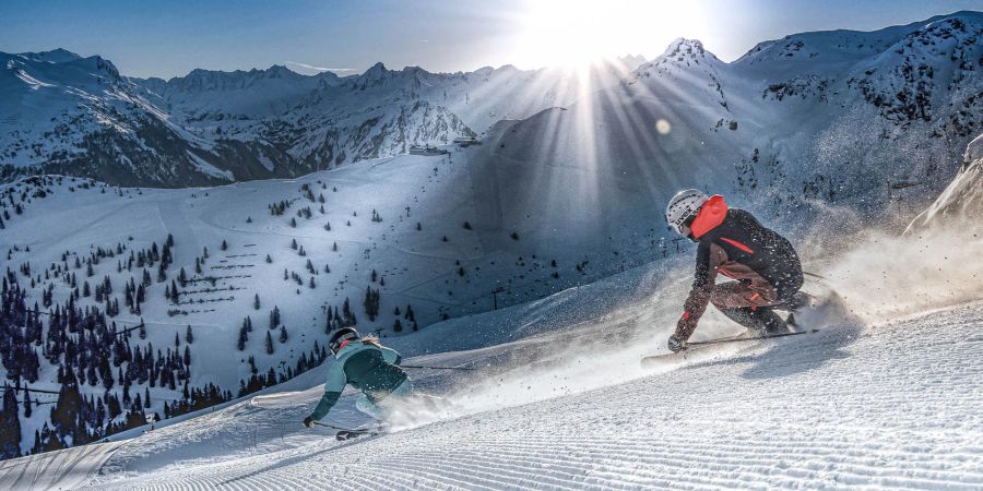 Ski Abfahrt Piste präpariert Berge Sonne Skifahrer