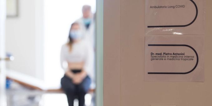 Long Covid stellt eine eigenständige medizinische Krise dar. Nach der akuten Phase leiden einige Betroffene monatelang unter anderem an Atem-, Herz-, Haut- und Nierenproblemen. Eine US-Studie hat vier Risikofaktoren ermittelt, deren frühe Diagnose Long Covid verhindern kann (Archivbild). Long Covid stellt eine eigenständige medizinische Krise dar. Nach der akuten Phase leiden einige Betroffene monatelang unter anderem an Atem-, Herz-, Haut- und Nierenproblemen. Eine US-Studie hat vier Risikofaktoren ermittelt, deren frühe Diagnose Long Covid verhindern kann (Archivbild).