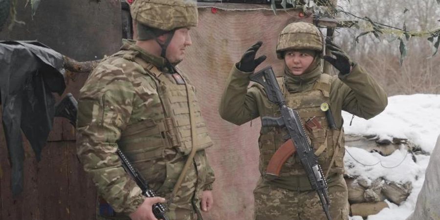 Eine ukrainische Soldatin (r) und ein Kamerad an der Frontlinie in Luhansk. Foto: Vadim Ghirda/AP/dpa