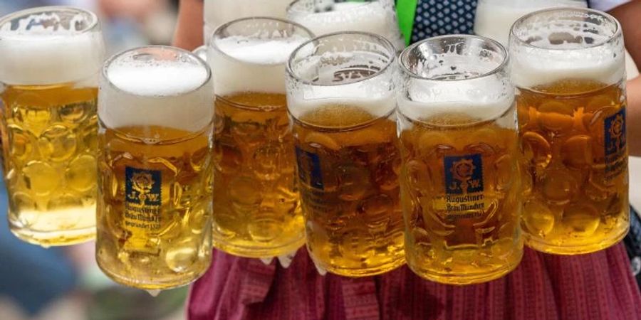 Biergenuss wie hier auf einem Volksfest in Oberbayern - das gab es seit Pandemiebeginn nur selten. Foto: Peter Kneffel/dpa