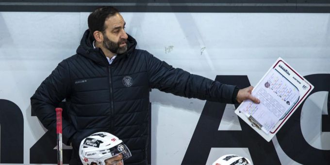 Yves Sarault an der Bande der SCL Tigers im Spiel der National League gegen Rapperswil. national league