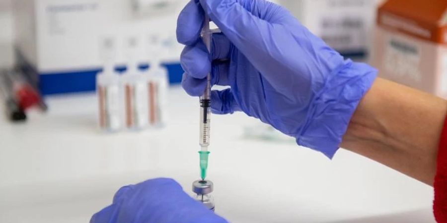 Die Impfpflicht im Gesundheits- und Pflegebereich gilt in den Praxen für das medizinische Personal, aber auch für alle weiteren Beschäftigten wie Reinigungskräfte, Hausmeister, Transport- oder Küchenpersonal. Foto: Lennart Preiss/dpa