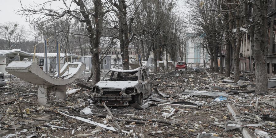 Der Ukraine-Konflikt dauert an. Eine von Trümmern übersäte Strasse in Brovary, in der Nähe von Kiew.