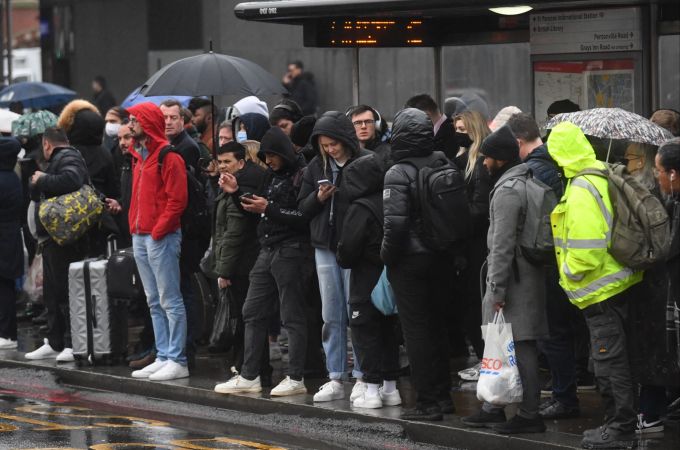 «Transport for London» Nutzer der U-Bahn warten auf eine Mitfahrgelegenheit. London Underground Strike