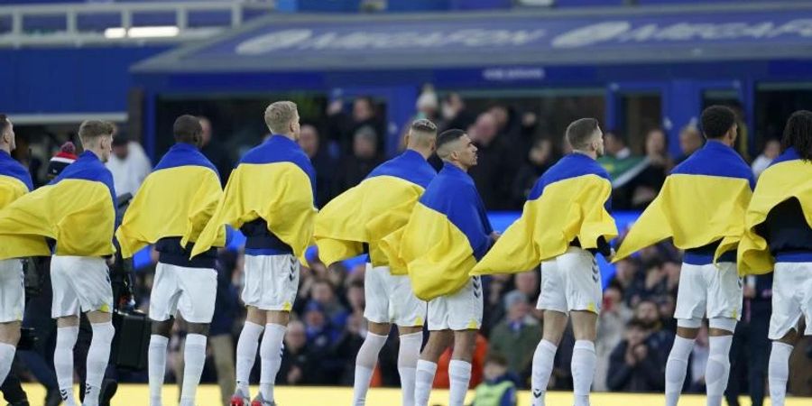 Die Spieler des FC Everton bekunden vor dem Spiel gegen Manchester City ihre Solidarität mit der Ukraine. Foto: Jon Super/AP/dpa