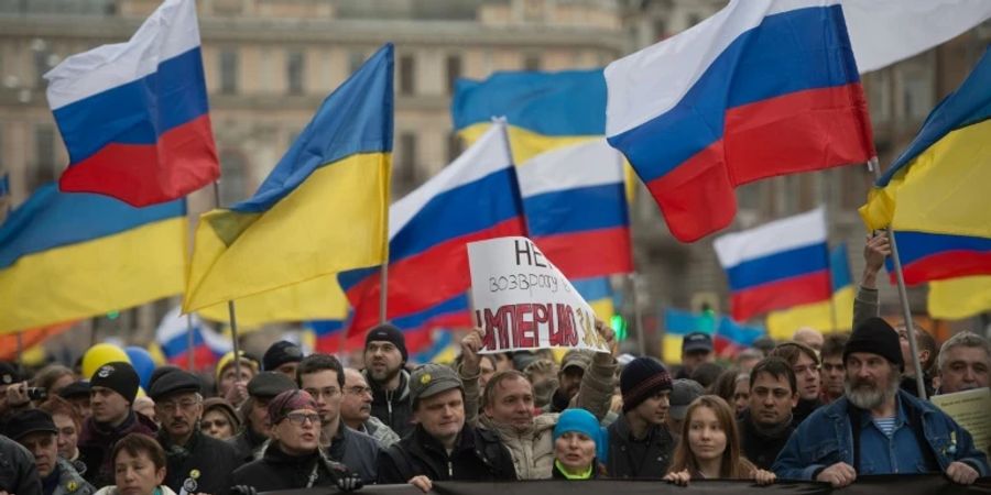 Flaggen bei einer Demonstration in Moskau