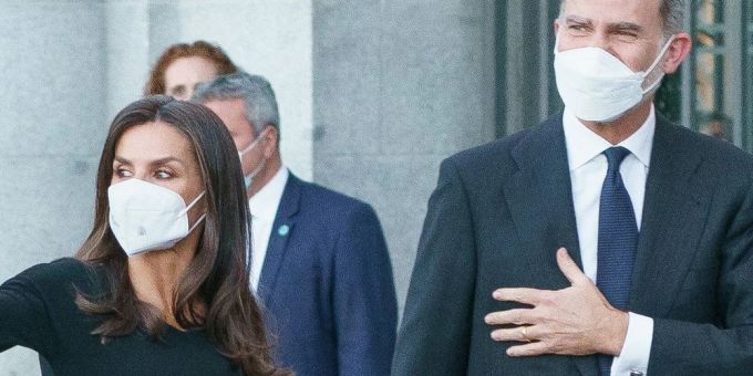 König Felipe von Spanien und seine Ehefrau Letizia beim ersten gemeinsamen Auftritt nach der Corona-Infektion des Monarchen. coroni