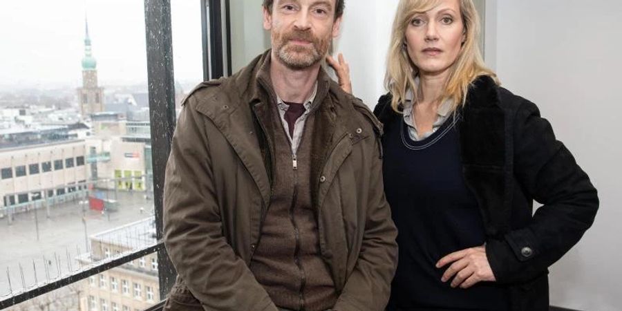 Jörg Hartmann als Peter Faber und Anna Schudt als Martina Bönisch bei Dreharbeiten zum «Tatort». Foto: Bernd Thissen/dpa