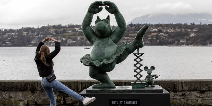 Eine Frau posiert vor einer Katzen-Statute der Ausstellung «Le Chat déambule» in Genf. EPA/MAGALI GIRARDIN philippe geluck
