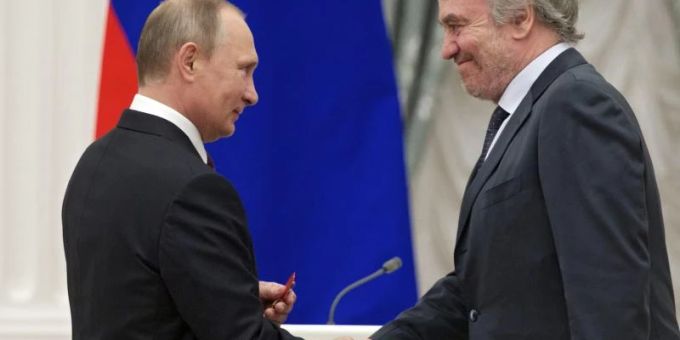 Der russische Präsident Wladimir Putin (l) zeichnete Waleri Gergijew 2016 mit dem Orden «Für Verdienste um das Vaterland» im Kreml aus. Foto: Ivan Sekretarev/Pool/AP POOL/dpa Der russische Präsident Wladimir Putin (l) zeichnete Waleri Gergijew 2016 mit dem Orden «Für Verdienste um das Vaterland» im Kreml aus. Foto: Ivan Sekretarev/Pool/AP POOL/dpa