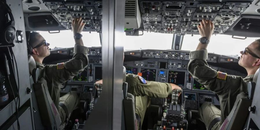 Piloten an Bord einer P-8A