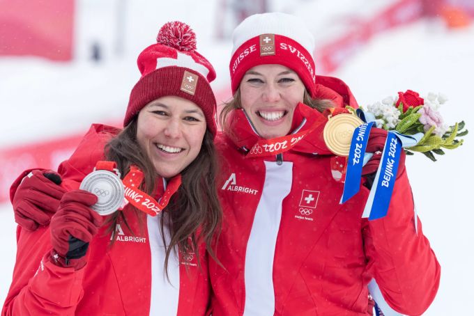 Wendy Holdener (li.) und Michelle Gisin feiern nach dem Doppelsieg in der alpinen Kombination bei Olympia 2022. Gisin Holdener Olympia 2022