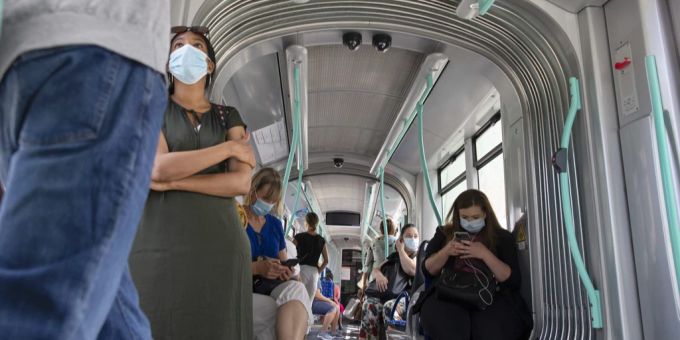 Die Maskenpflicht im öV bleibt vorerst bestehen. Coronavirus