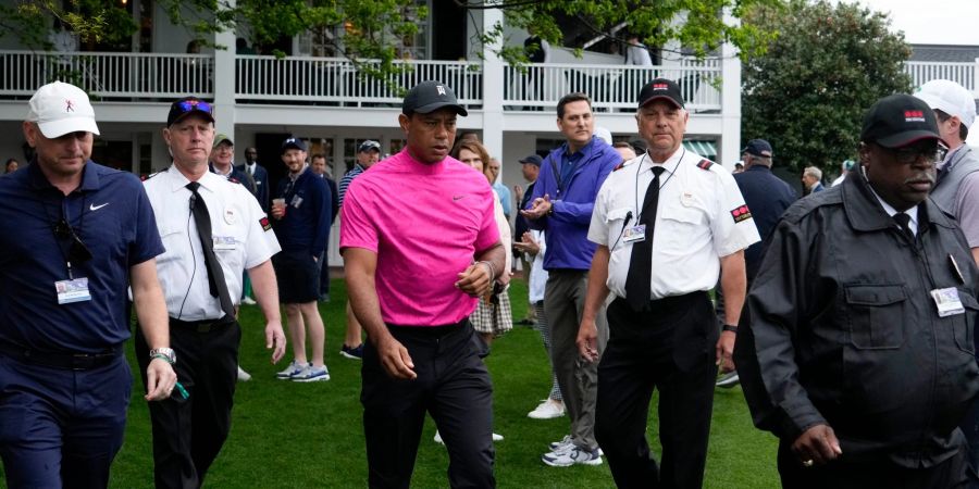 Comeback beim Masters: Tiger Woods auf dem Weg zum ersten Abschlag.