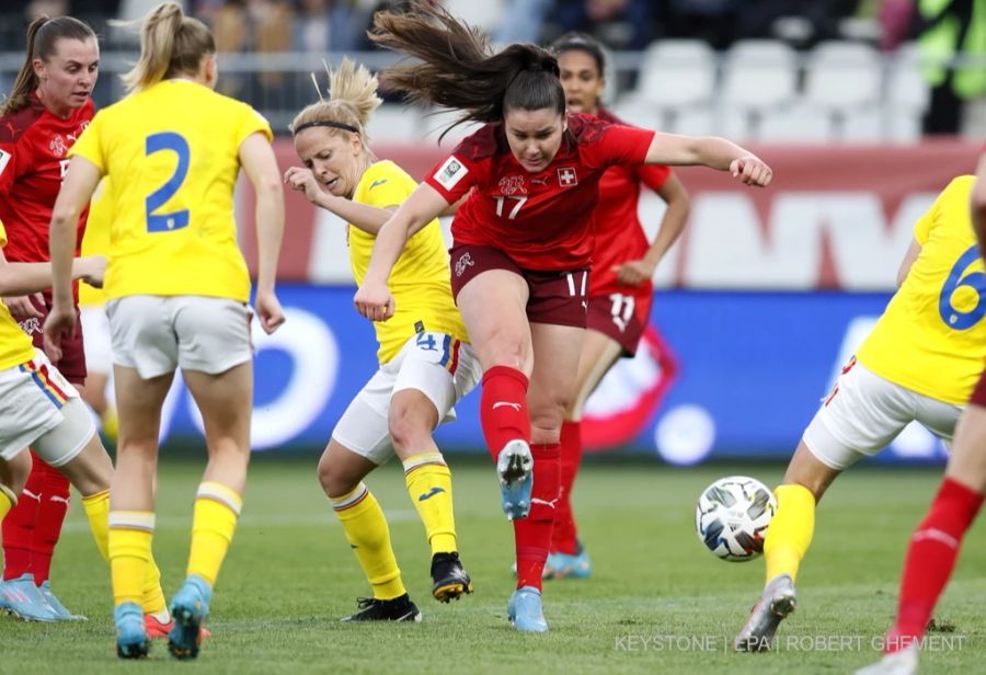 Svenja Fölmli schiesst auf das gegnerische Tor.