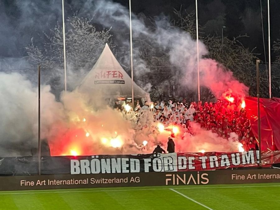 Die Fans des FC Aarau heizen ihrer Mannschaft vor Anpfiff ein.