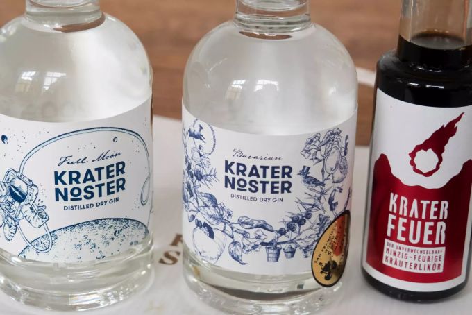 Hochprozentiges: Gin von Tüftler Karl-Friedrich Scheible steht neben einem Kräuterlikör. Flaschen Krater Noster Krater Feuer Gin Kräuterlikör