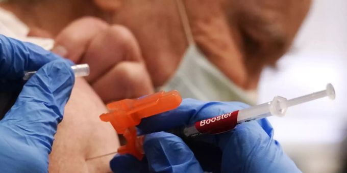 Ältere Menschen sind nach einer Booster-Impfung während mehreren Monaten sehr gut gegen die Omikron-Variante des Coronavirus geschützt. Das zeigt eine britische Studie. (Archivbild) Ältere Menschen sind nach einer Booster-Impfung während mehreren Monaten sehr gut gegen die Omikron-Variante des Coronavirus geschützt. Das zeigt eine britische Studie. (Archivbild)