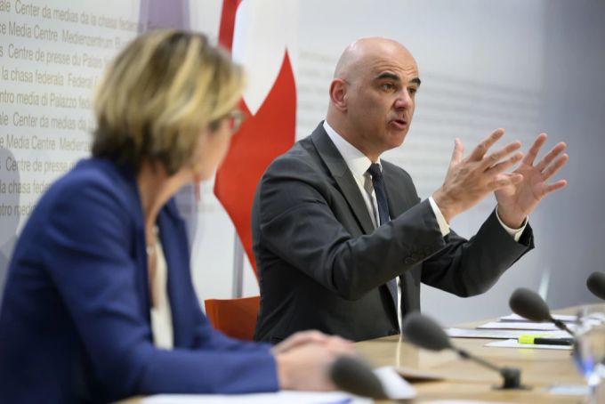 Bundesrat Alain Berset, rechts, spricht an der Seite von Carine Bachmann, Direktorin des Bundesamtes für Kultur (BAK), links, während der Medienkonferenz zur Lex Netflix, am 8. März 2022, in Bern. lex netflix alain berset