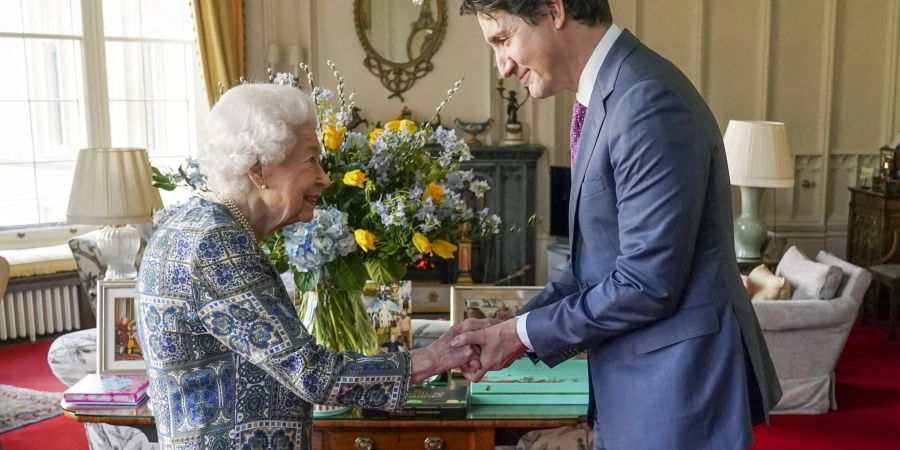 Kanadas Premierminister Justin Trudeau hat nach dem Tod der britischen Königin Elizabeth II. deren «Weisheit, Mitgefühl und Wärme» gedacht. Daran würden sich Kanadier für immer erinnern, so Trudeau auf Twitter.