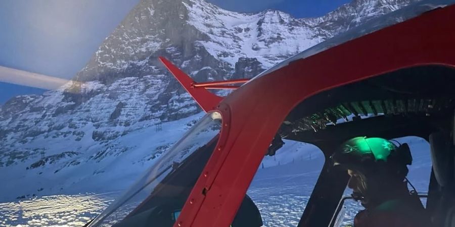 Ein Rega-Helikopter beim Einbruch der Dunkelheit vor der Eigernordwand.