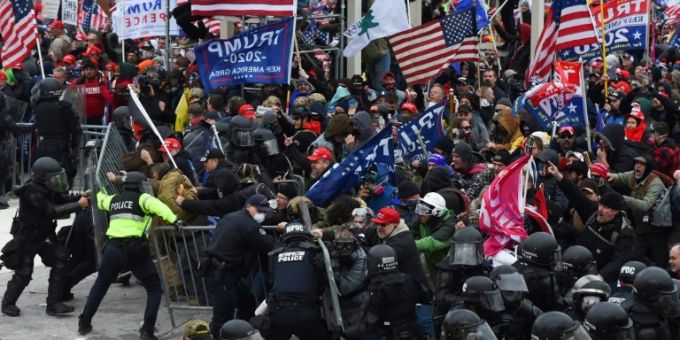 Die Polizei nahm seit der Erstürmung des Kapitols mehr als 950 Verdächtige fest. sturm capitol