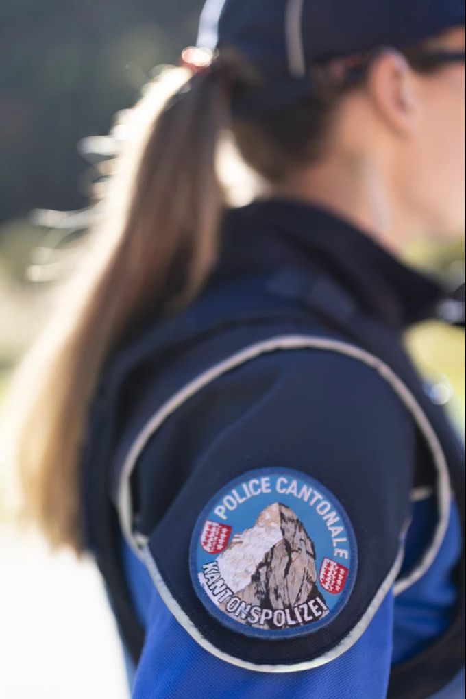 Die Polizistin erstattete im Juni 2021 Anzeige gegen den Polizisten. (Symbolbild) Polizei Wallis