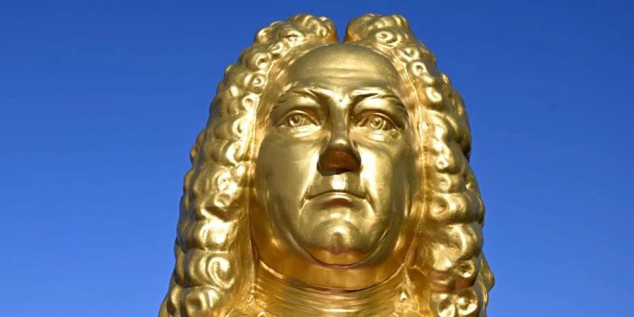 Eine goldfarbene Büste des Komponisten Georg Friedrich Händel. Foto: Uli Deck/dpa