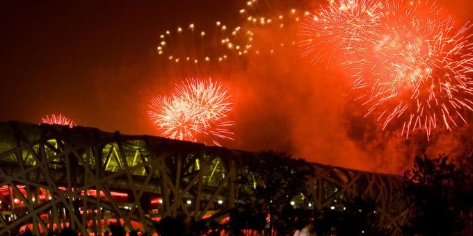 Im Nationalstadion von Peking fanden bereits Eröffnungs- und Schlussfeier der Olympischen Sommerspiele 2008 statt. Auch 2022 dient die Arena als Schauplatz der Schlussfeier. olympia