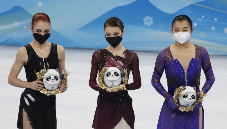 Bei Alexandra Trusova (links) liefen nach dem Wettkampf die Tränen. Sie sagte, sie werde nicht zur Medaillenübergabe erscheinen.