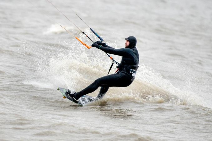 Ein Windsurfer nutzt den Sturm Zeynep. Zeynep