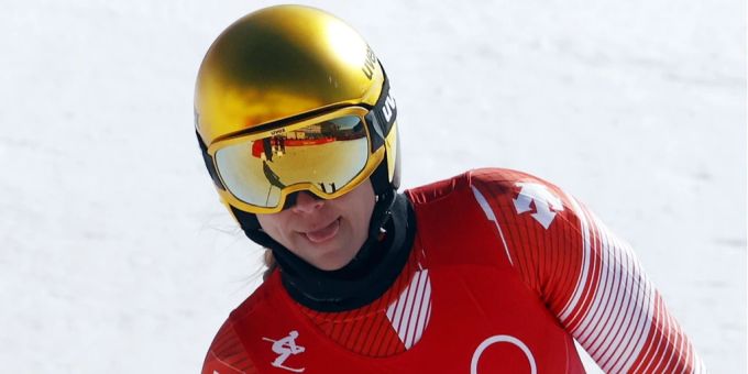 Eine enttäuschte Andrea Ellenberger fährt im Viertelfinal ins Ziel. Olympia 2022