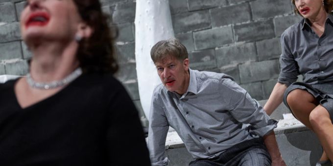 Regina Fritsch (l-r), Tobias Moretti und Dörte Lyssewski in der Neuinszenierung von Sartres «Geschlossene Gesellschaft» am Wiener Burgtheater. Foto: Matthias Horn/-/dpa geschlossene gesellschaft