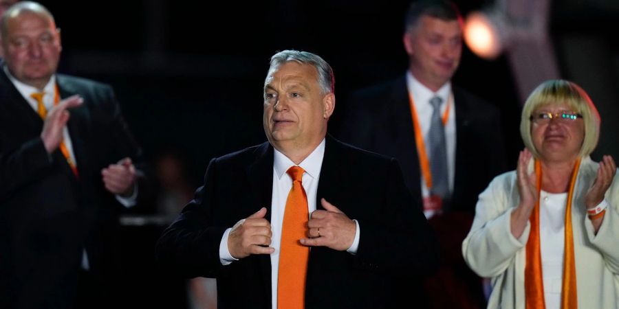 Der ungarische Ministerpräsident Viktor Orban dankt jubelnden Anhängern während einer Wahlparty in Budapest.