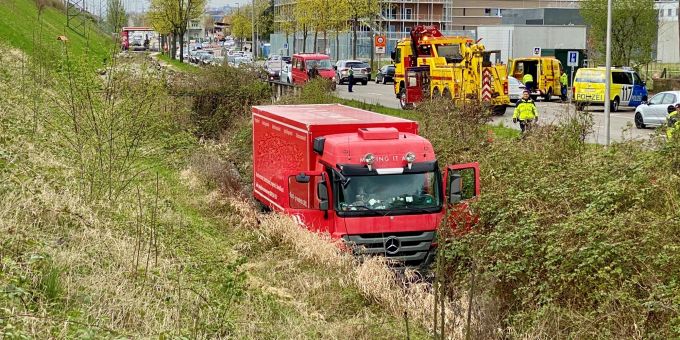 Basel-Stadt: Der LKW landetete in einem Bach und es entstand ein Stau. Basel-Stadt