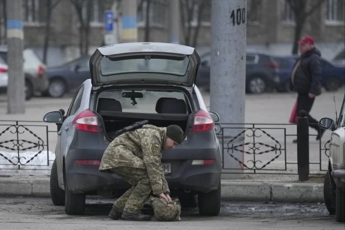 Ein ukrainischer Armeeangehöriger räumt Sachen aus seinem Kofferraum aus in Sievierodonetsk, in der Ostukraine, 24. Februar 2022. Ukraine Armee