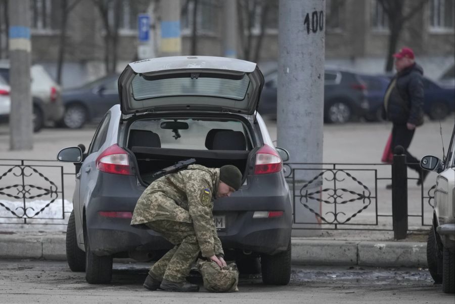 Ein ukrainischer Armeeangehöriger räumt Sachen aus seinem Kofferraum aus in Sievierodonetsk, in der Ostukraine, 24. Februar 2022.